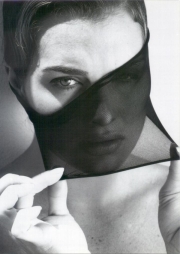 Brooke Shields in nylon nero