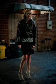Charlize Theron in nero