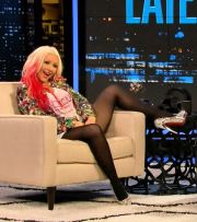Christina Aguilera a gambe aperte