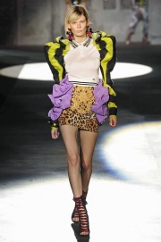 Gambe in vista per Dsquared2