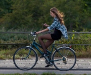 bella ragazza in bici