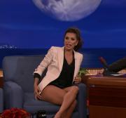 Eva Longoria scosciata a un talk show