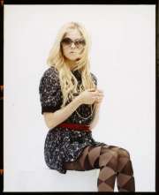 Avril Lavigne in collant a scacchi