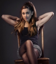 Ariana Grande a gambe accavallate