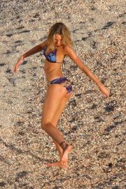 Candice Swanepoel in bikini al mare