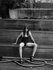 Charlotte Gainsbourg a gambe aperte