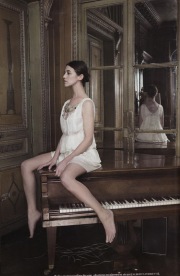 Charlotte Gainsbourg sul pianoforte