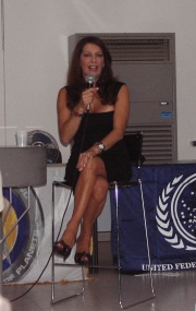 Marina Sirtis  sullo sgabello