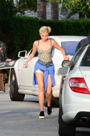 Exclusive_Miley Cyrus Quit The Weeding Plans But Not Her Cigarettes Habit. Exclusive_April 13th., 2013, Saturday.