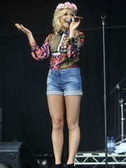 Pixie in jeans