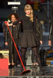 Taylor Swift in nero