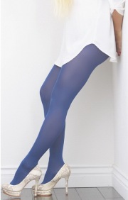 Le gambe di miss luglio in blu