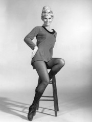 Janice Rand in uniforme sullo sgabello