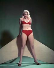 Jayne Mansfield in bikini rosso