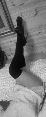 Le gambe di Miss aprile in bianco e nero