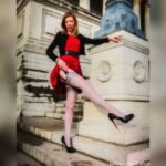 Le monumentali gambe di miss aprile