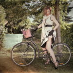 Miss aprile in bicicletta