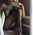 Alice con le calze a rete ricamate Alice con le calze a rete ricamate