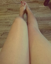 Le gambe di miss luglio senza calze