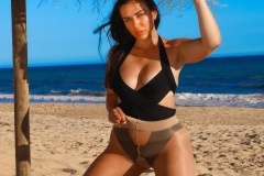 Victoria Perez in spiaggia in collant