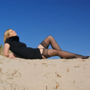 Nadine al mare con le calze nere