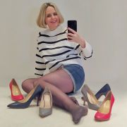 Miss agosto tra le scarpe