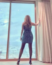 Miss aprile alla finestra