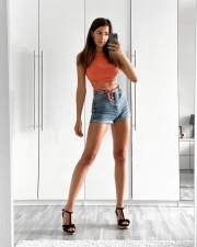 Con gli shorts di jeans