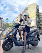 Anche sullo scooter Zoe non rinuncia ai tacchi alti