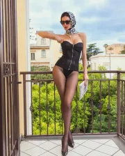 Miss maggio il giornale lo legge così, in body e collant, sul balcone