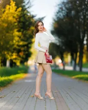 Miss in posa con le autoreggenti velata