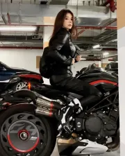 Miss Marzo in motocicletta