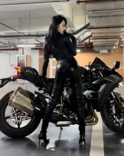 Miss Marzo 2023 in moto in latex nero