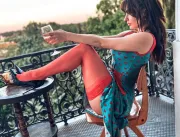 Sophia con le autoreggenti rosse