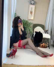 Miss ottobre con le calze rossonere