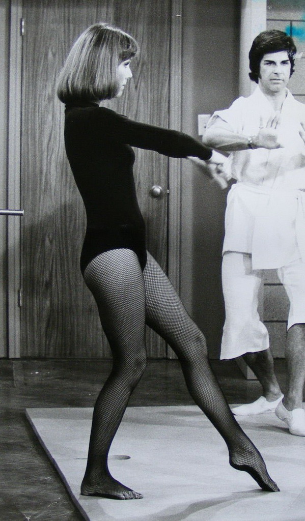 diana rigg fa ginnastica in collant