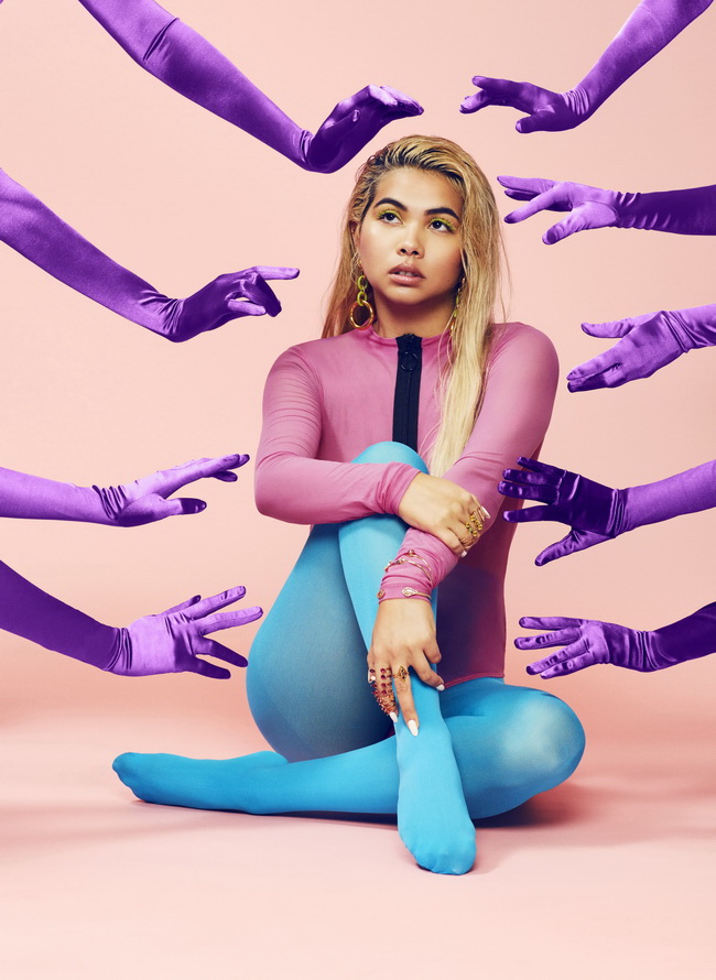 Hayley Kiyoko in collant blue e viola