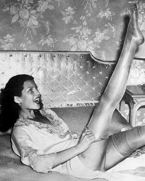 Rita Hayworth con le calze di seta