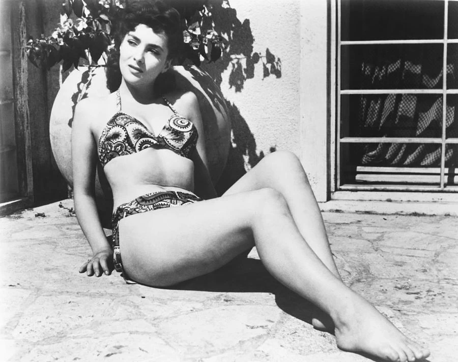 Gina Lollobrigida in bikini