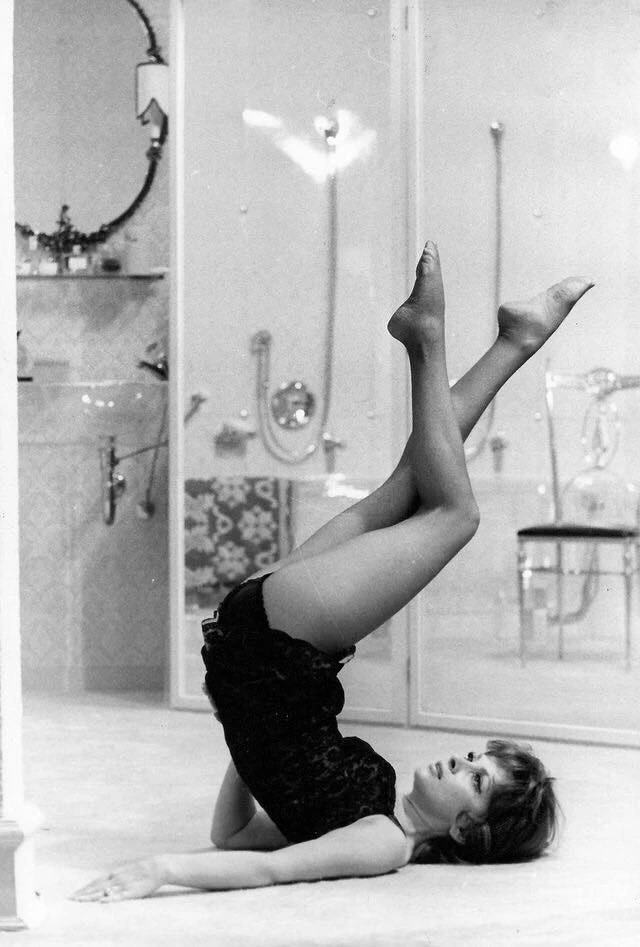 Gina Lollobrigida in collant a gambe insù