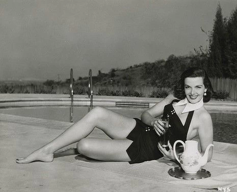 Jane Russell prende il tè