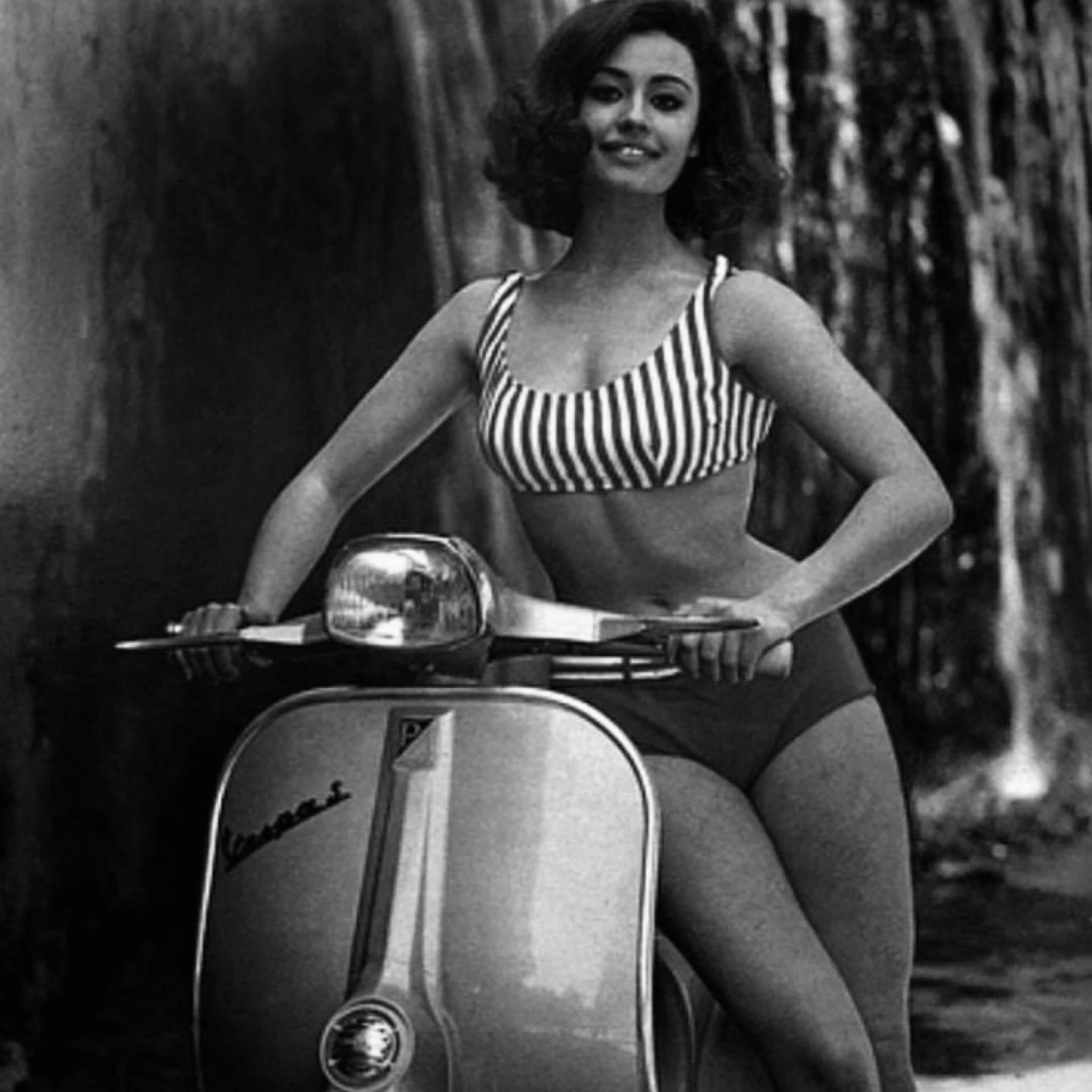 La Carrà sulla Vespa