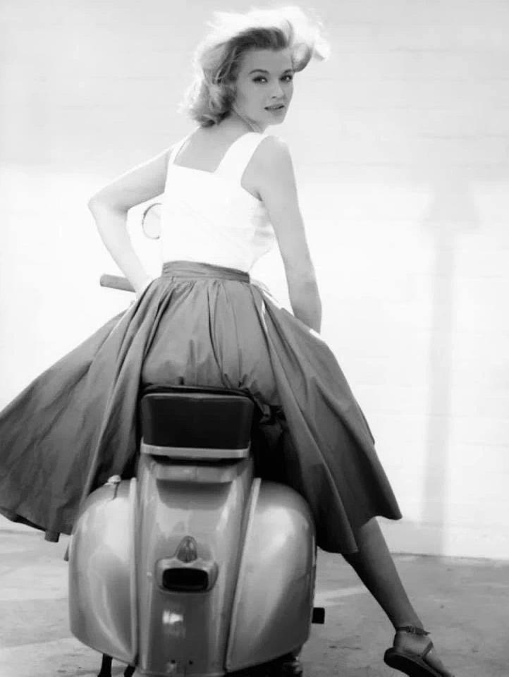 Con la gonna sulla Vespa