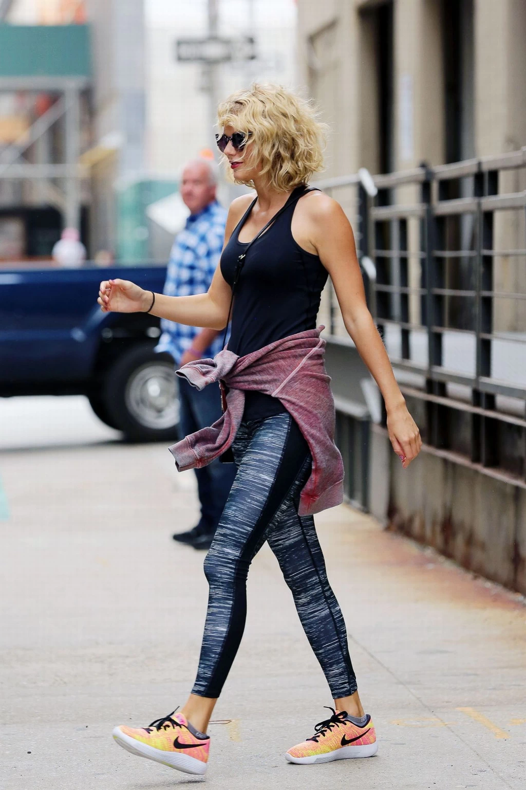 Taylor Swift in leggings