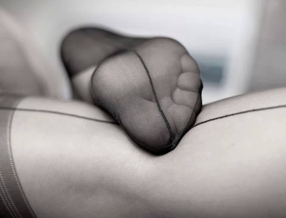 Piede con le calze con la riga
