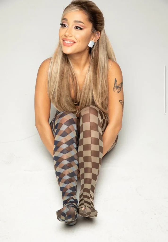 Ariana Grande in collant a scacchi