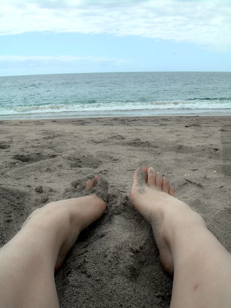 Piedi in spiaggia