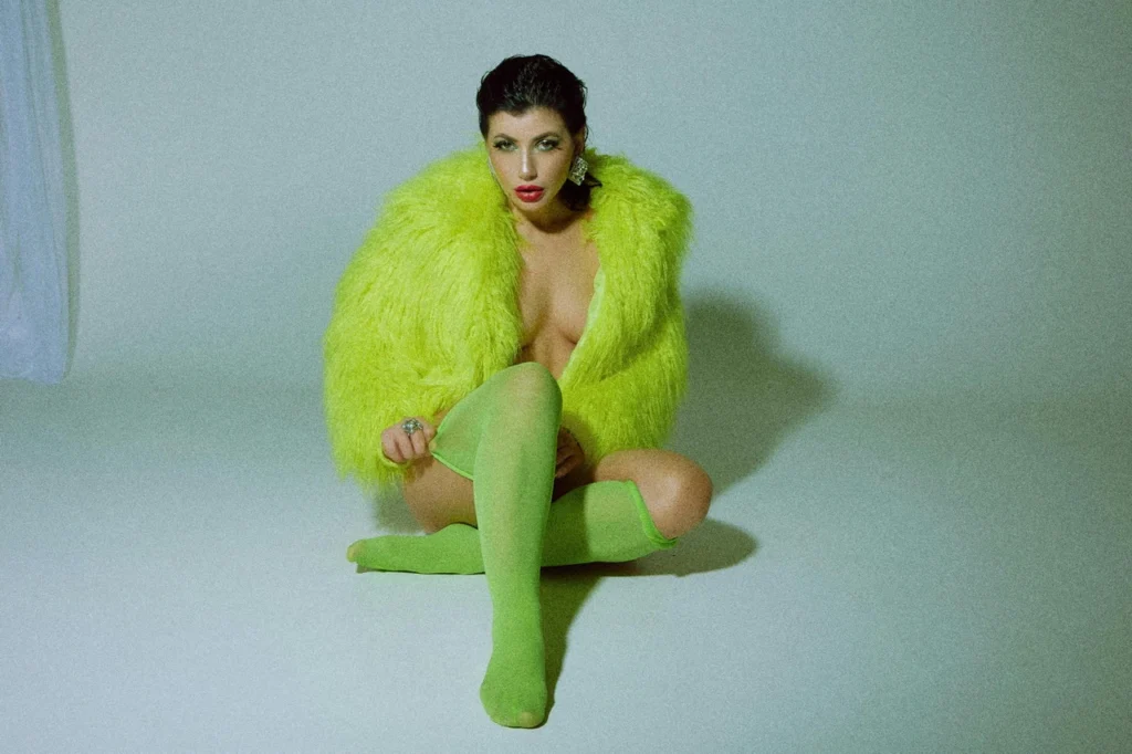 Miss Febbraio 2026 24 Miss Febbraio con le calze verdi