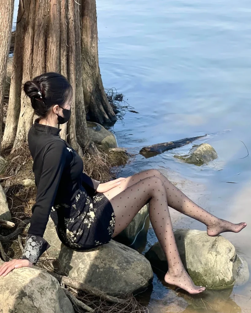 Miss Aprile 2026 03 Al lago in collant