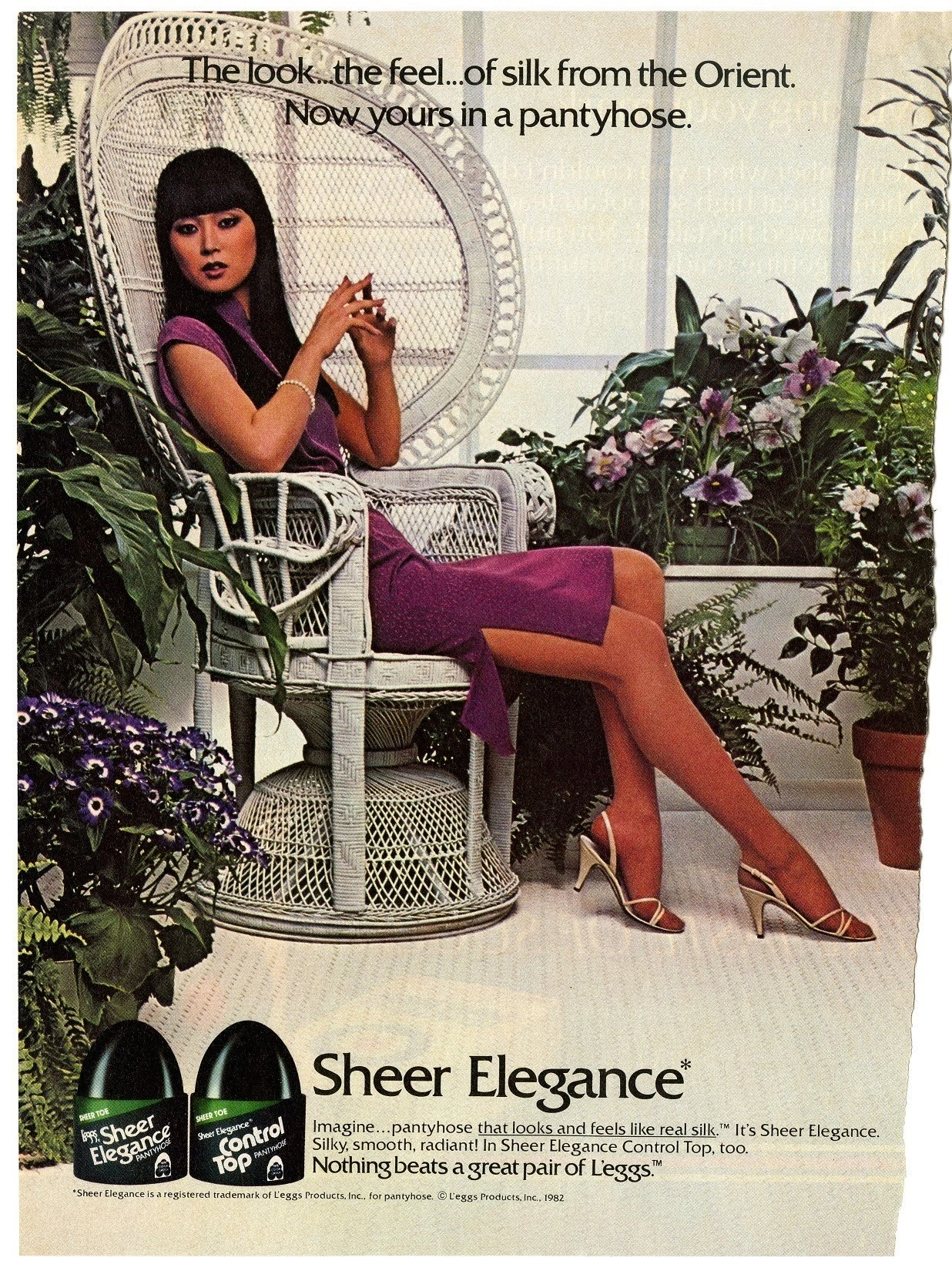  L'eggs Sheer Elegance 1982 modella sulla peacock chair